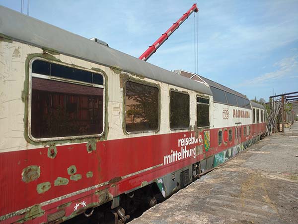 Am 11. Mai 2017 kommt der Trans-Europ-Express-Panoramawagen 10555 in ziemlich desolatem Zustand im bayerischen Coburg an.
